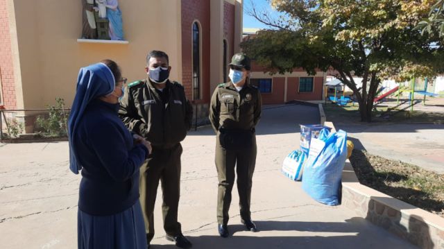 Policía lleva abrigo y juguetes a hogar de niños
