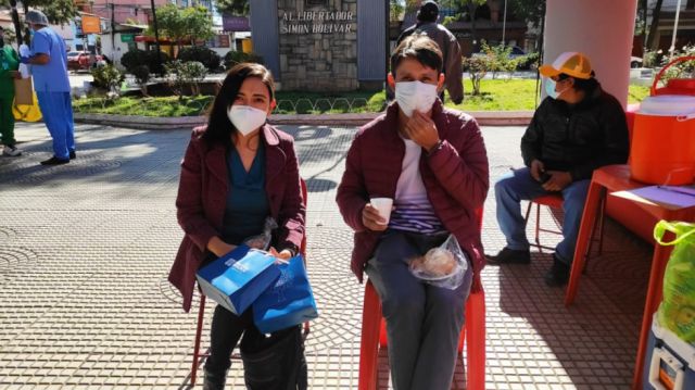 Daniela López y Ramiro Segovia tras realizar su donación.
