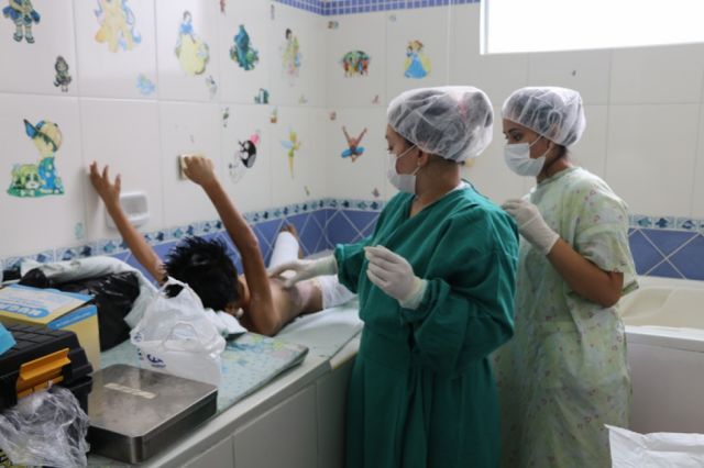 La Paz: Hospitales habilitan camas para niños con Covid