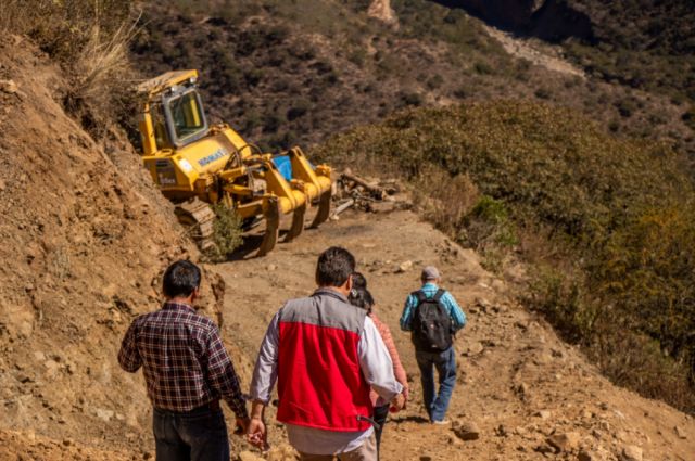 Alcaldía de Tarija ejecuta apertura de camino vial que integrará a tres comunidades