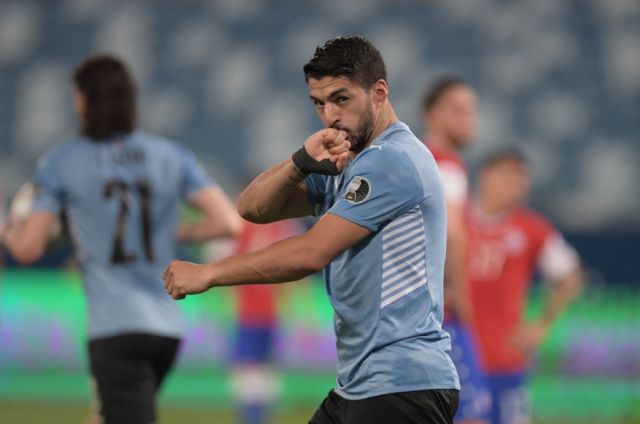Suárez salva a Uruguay  de la derrota ante Chile