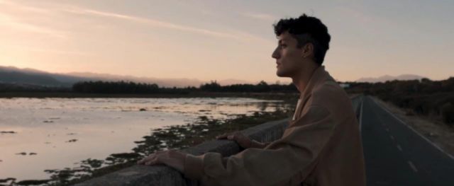 Carlo Frigeri actuando en el videoclip.