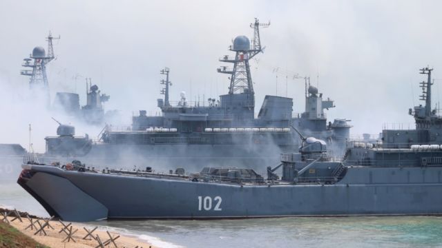 Las fuerzas rusas lanzan disparos de advertencia contra un destructor británico en el Mar Negro