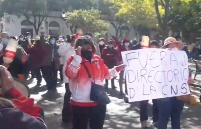 Personal de la CNS protestan en las calles de Tarija, piden la destitución de la gerente nacional
