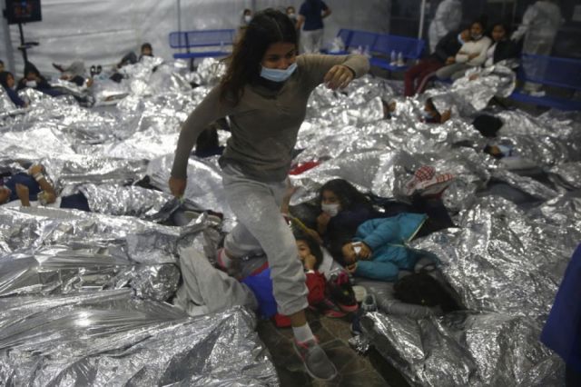 Niños migrantes reportan hacinamiento en albergues de EEUU