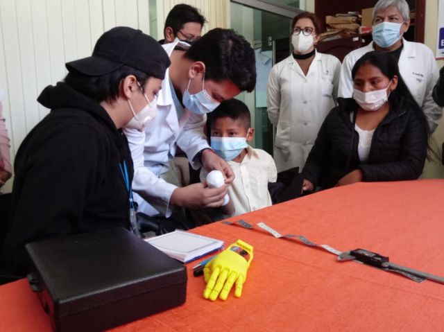 Leonardo Viscarra visita a Isaías, el niño de 6 años que perdió la mano por una pirotecnia en Tarija