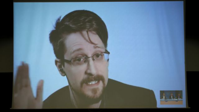 "Assange podría ser el siguiente": Edward Snowden reacciona a la muerte de John McAfee