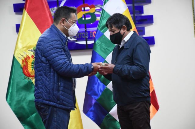 Luis Arce entrega bastón de mando a Choquehuanca y viaja a Venezuela
