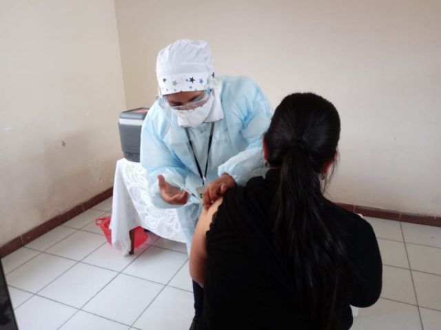 Vacunación a maestros se  acerca al 80% en Cercado 