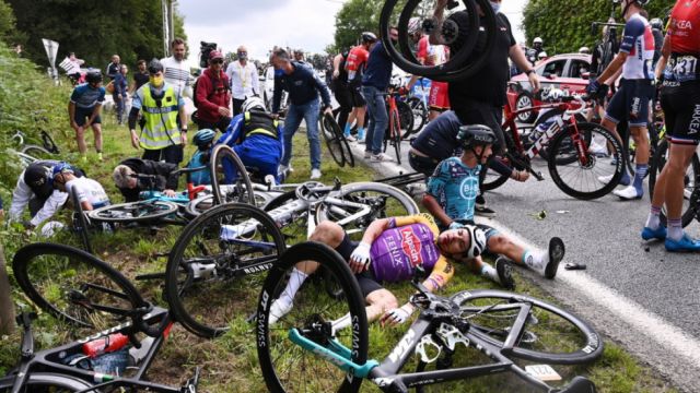 Una espectadora despistada provoca un accidente en el Tour de Francia (VIDEO)