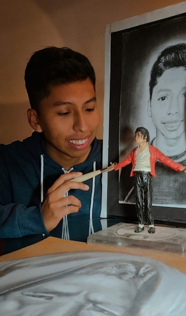 Diego junto a su obra de Michael Jackson 