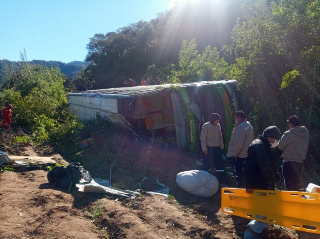 Dos personas pierden la vida tras encunetamiento de flota en la carretera Bermejo-Tarija