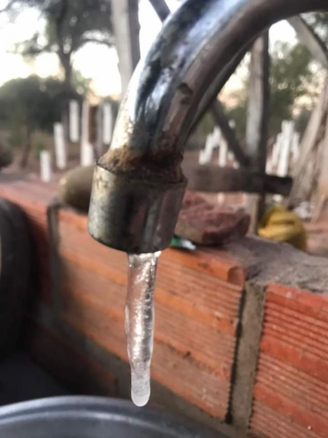Agua del grifo congelado en Villa Montes