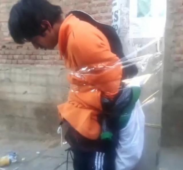 Atrapan a ladrón y lo amarran a un poste en el mercado Campesino de Tarija