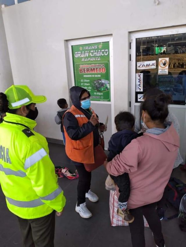 Padres deben tener documentos originales para viajes con niños