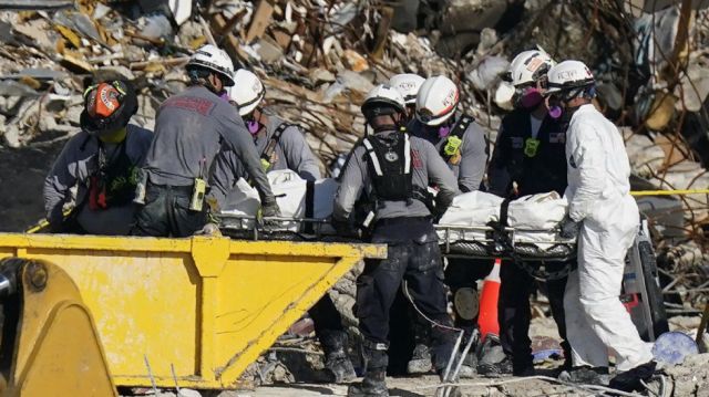 Aumentan a 27 los muertos tras derrumbe en EEUU