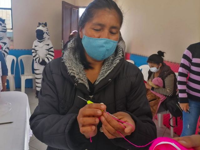 Municipio brinda taller de tejido orientado a mujeres de Tarija