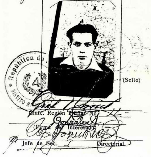 Oscar Gonzales Alfaro a los 20 años.  Libreta de exención de servicio militar. Enero 1942