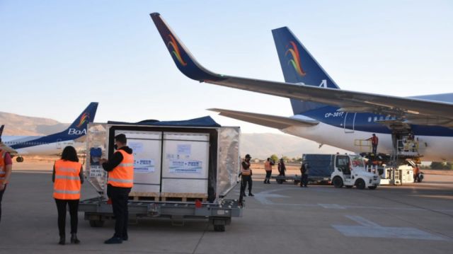 Arriba a Bolivia lote de 500.000 dosis Sinopharm