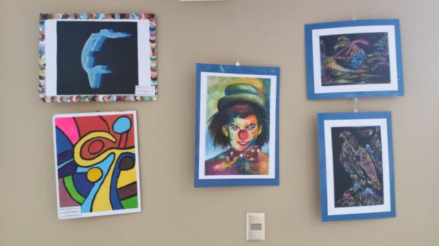 Pinturas por los estudiantes de primer año.