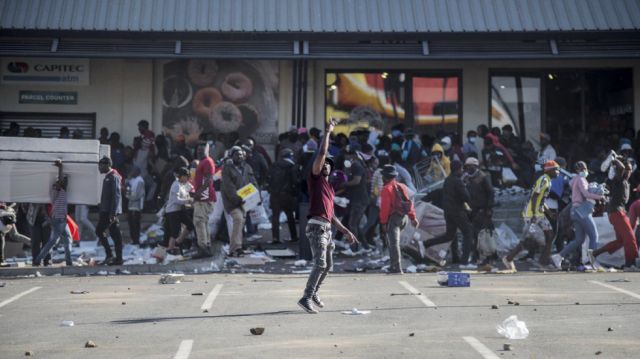 La peor violencia en años se extiende en Sudáfrica