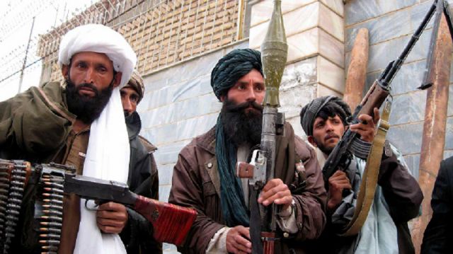Talibanes toman el cruce fronterizo con Pakistán