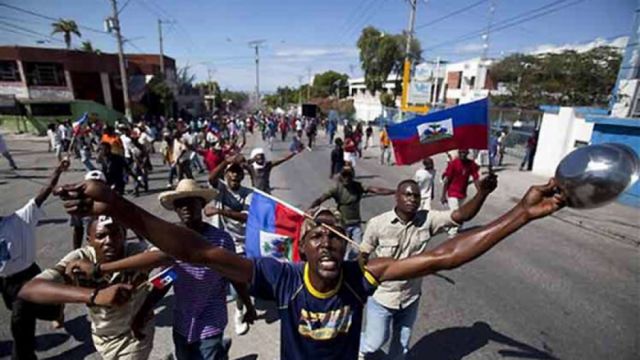 Haitianos protestan ante inseguridad y escasez de servicios