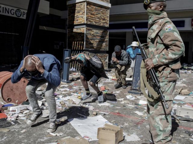 La violencia en Sudáfrica y los saqueos disminuyen