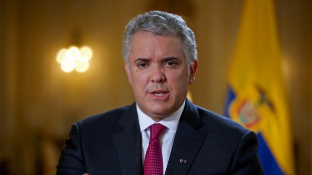 El presidente Iván Duque firma una ley que reducirá la jornada laboral en Colombia