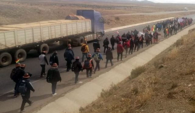 Mineros de Andacaba marchan hacia La Paz en demanda de nacionalización
