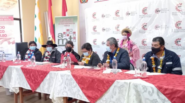 Trabajo y AMT suscriben convenio para generar fuentes laborales en Tarija