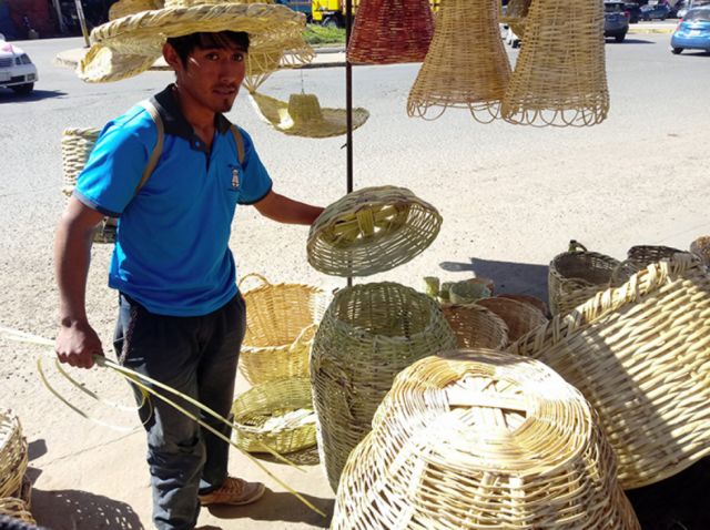 Albert en la elaboración de un canastillo