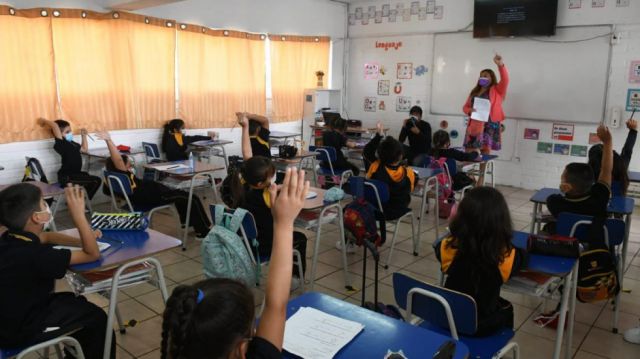 Con varias dudas, Chile reduce el confinamiento