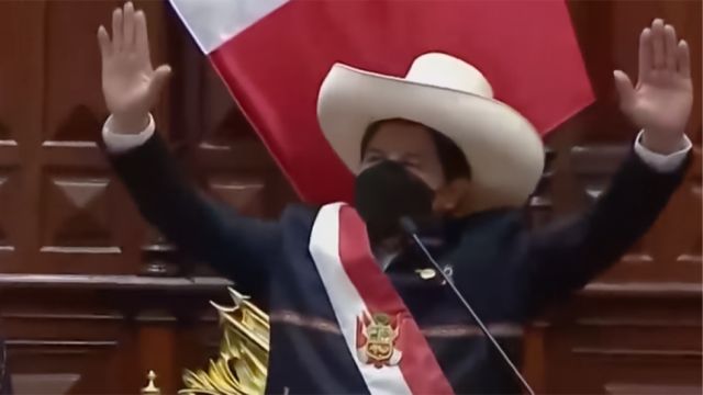 "Juro por un país sin corrupción y una nueva Constitución": Pedro Castillo asume la presidencia de Perú