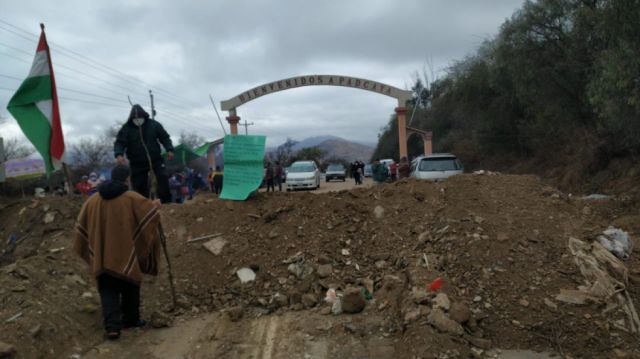Padcaya cumple segundo día de paro con bloqueo de carreteras hacia Tarija, Bermejo y Chaguaya