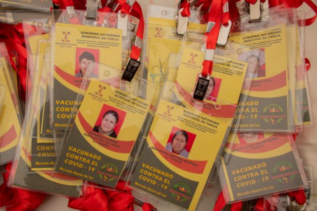 Alcaldía entrega carnet de vacuna contra Covid-19 a vendedoras de los 12 Mercados de la ciudad