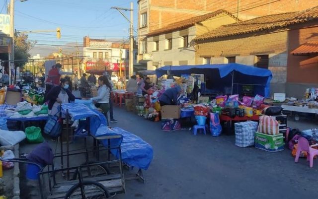 Vecinos: Comerciantes venden puestos de la calle