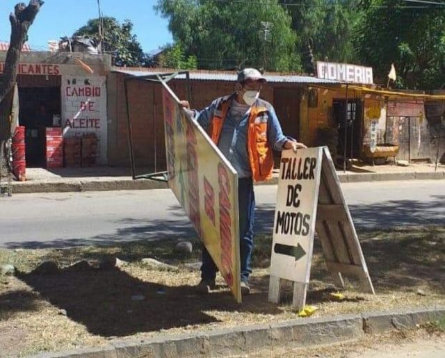 Algunas tiendas ocupan las aceras con letreros 