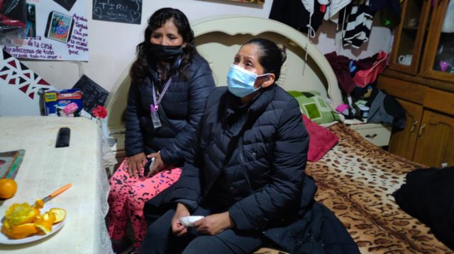 Sin dinero y con una pierna en riesgo, Roxana llora por sus hijos