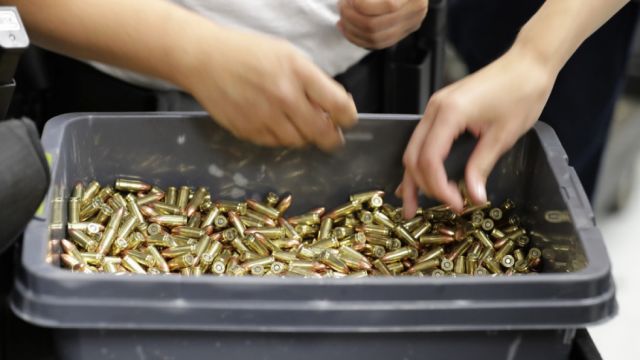 EE.UU: Sube venta de armas y escasea la de municiones 