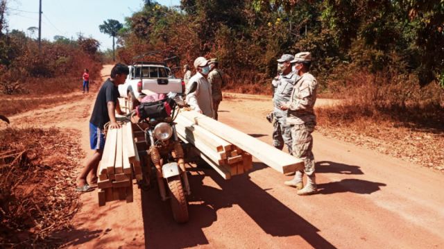 Armada decomisa 1.296 pies tablares de madera y vehículo con mercadería de contrabando en Tarija y Beni