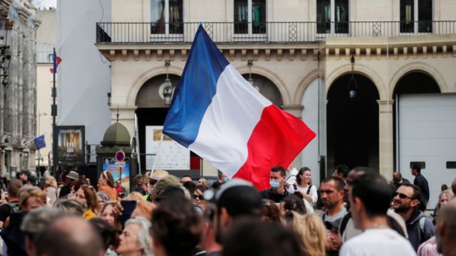Miles de manifestantes protestan contra el pase sanitario y la vacunación obligatoria en París