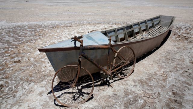 El segundo lago más grande de Bolivia se convierte en un desierto, expertos creen que ya no hay vuelta atrás