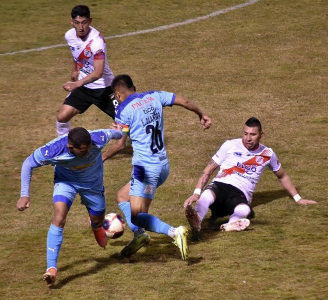 Nacional Potosí y Bolívar se dividen honores 