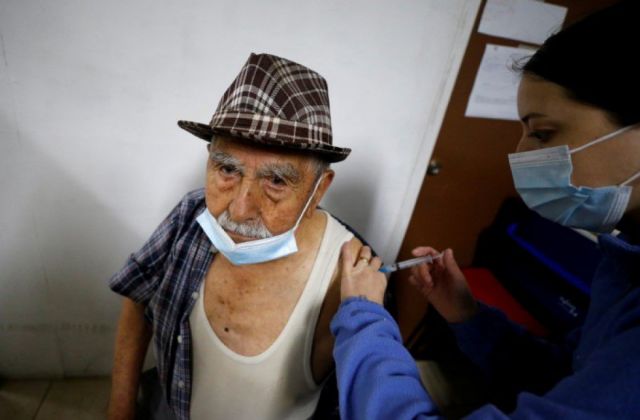 Ancianos chilenos se alinean para recibir inyecciones de refuerzo para reforzar la vacuna CoronaVac