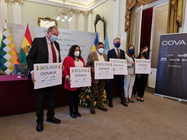 Bolivia recibe 153.600 dosis de la vacuna AstraZeneca