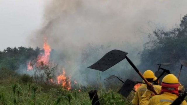 Dictan alerta roja en Santa Cruz por incendios