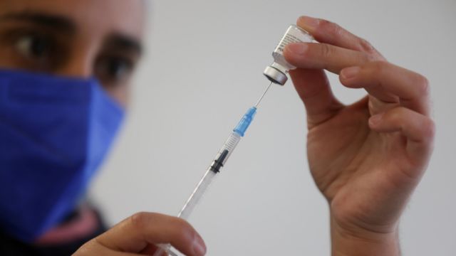 Los tres países de América Latina y el Caribe que ya vacunan con una tercera dosis Covid-19
