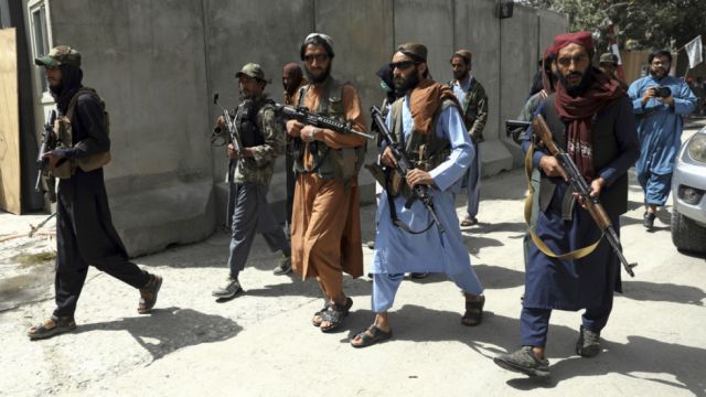 Talibanes disparan contra manifestantes pacíficos y golpean a periodistas en la ciudad afgana de Jalalabad