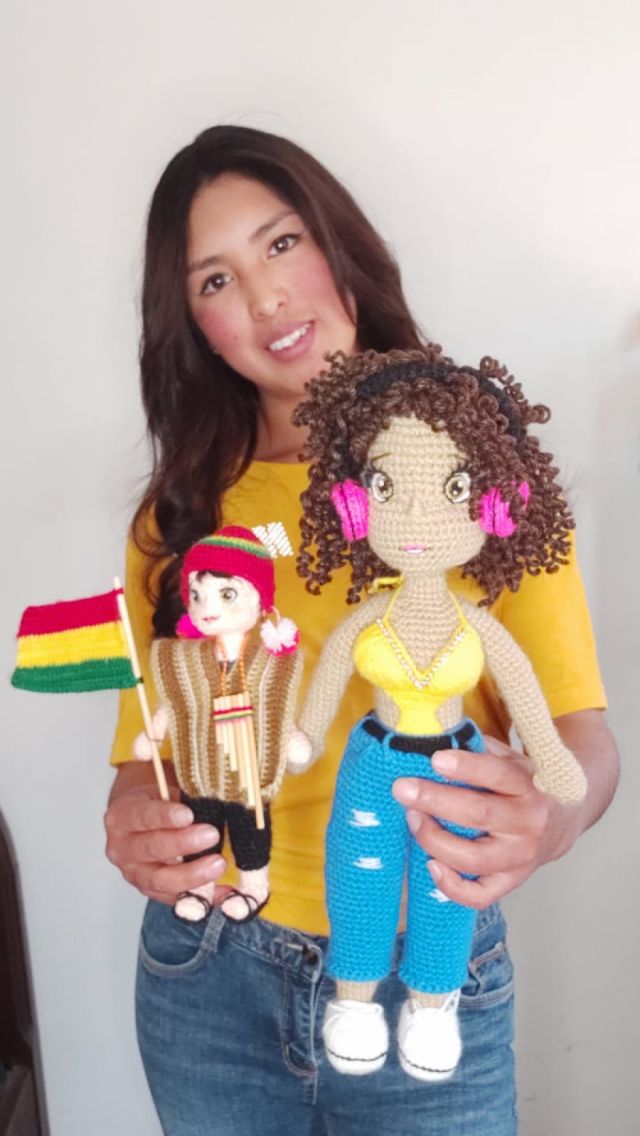 Gabriela Mamani, la joven que emprende con muñecos a croché